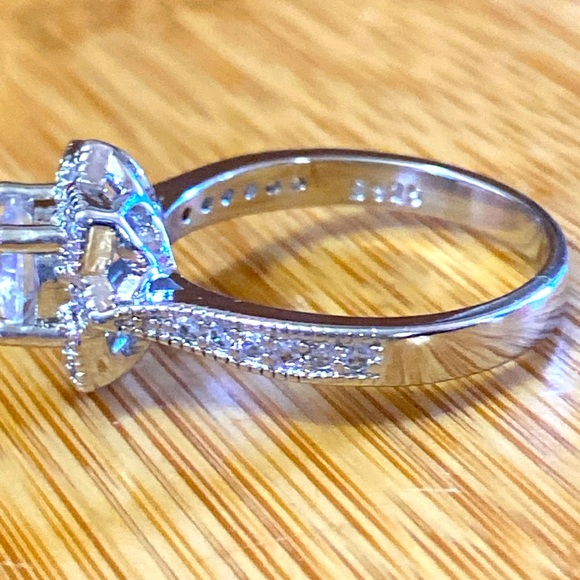 Sterling Flower shaped lab diamond ring - Picture 5 of 8